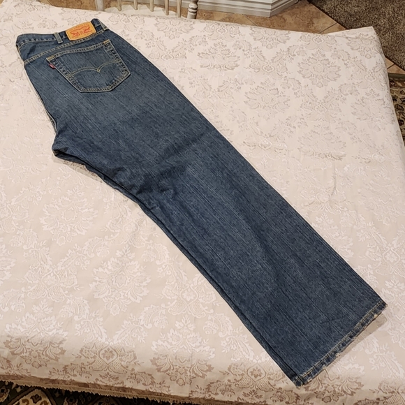 Men's Levi's 559s. Size Big and Tall 42x32 will fit 45x32.  Distressed Look. - Picture 2 of 13